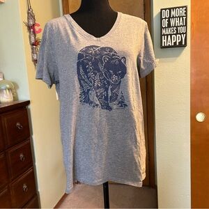 Life Is Good forest print bear gray v-neck short sleeve t-shirt size L